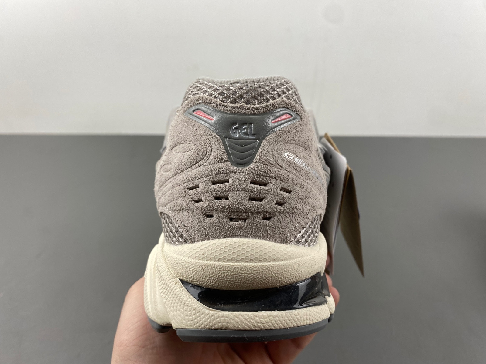 As*ic*s gel-kayano 14  1201a019-023