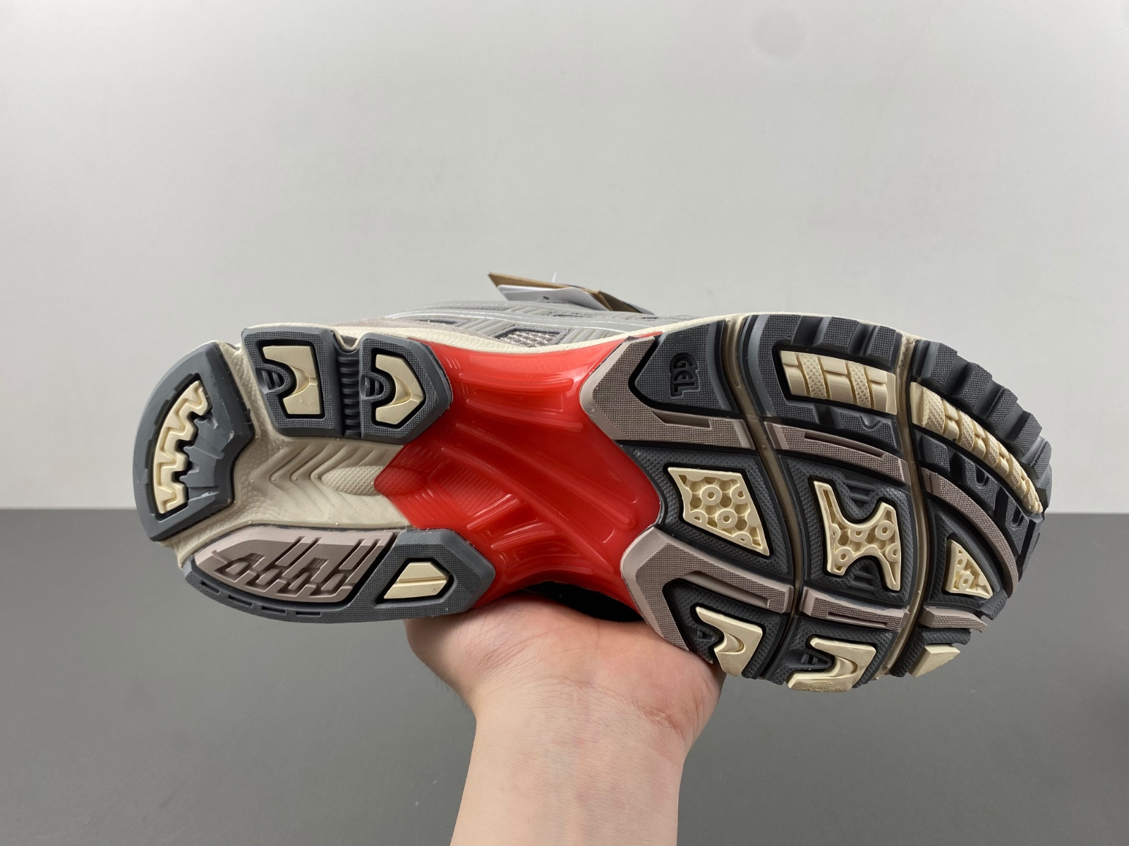 As*ic*s gel-kayano 14  1201a019-023