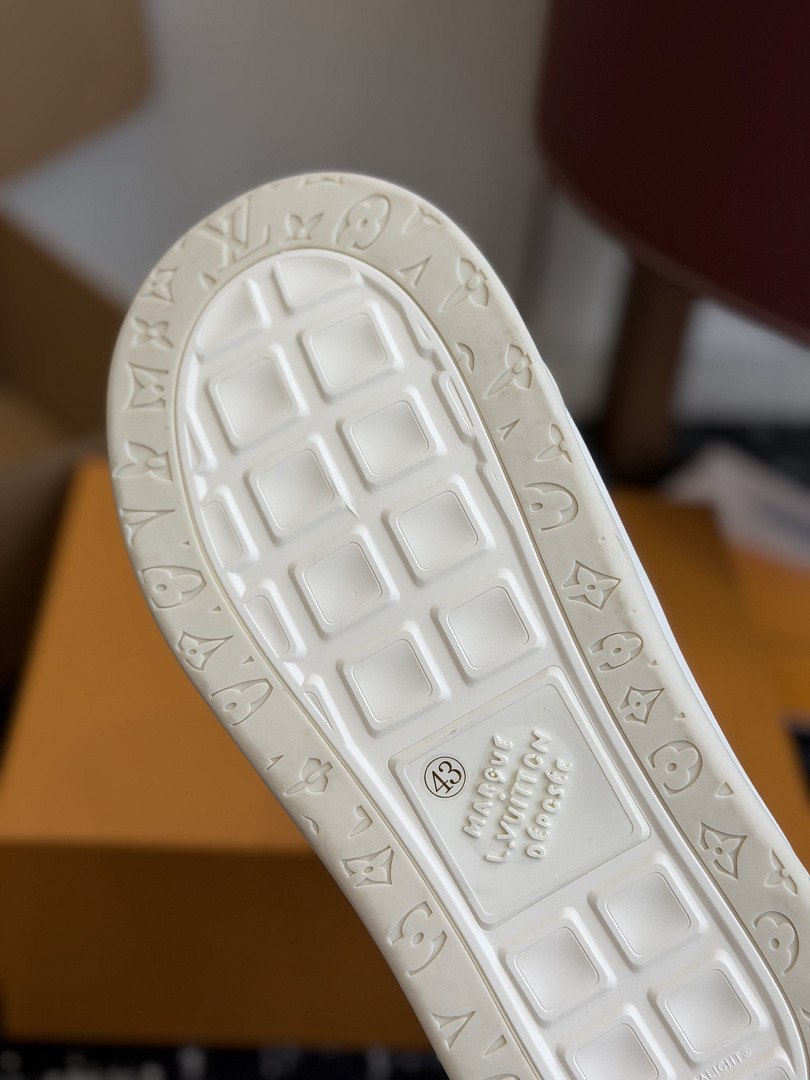 L*V TILTED Sneaker