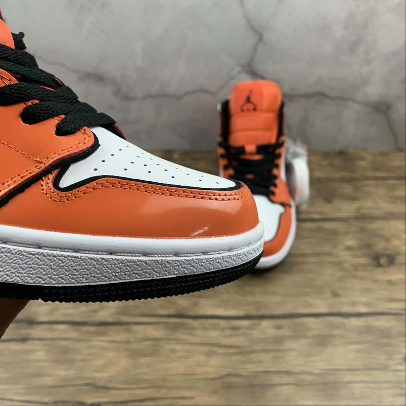 Air Jordan 1 Mid “Turf Orange” DD6834-802