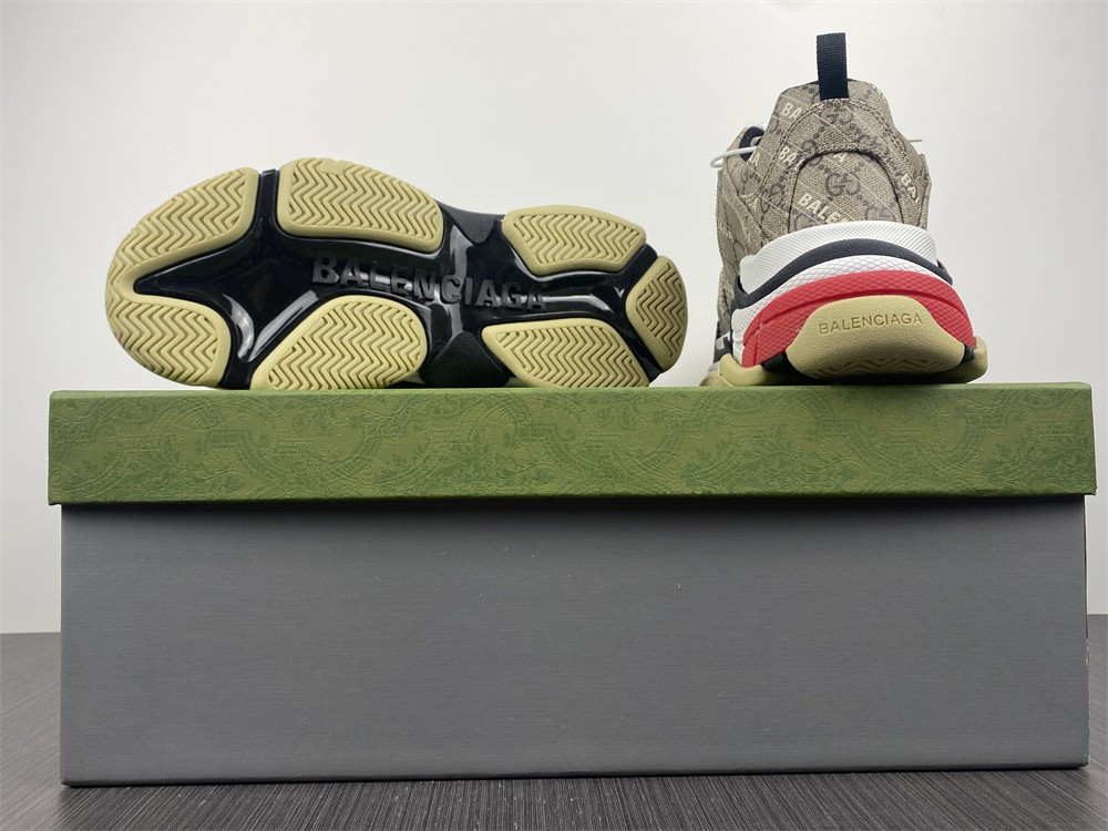 Ba*len*cia*ga triple s x gc