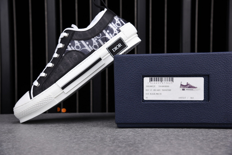 DR B23 Low Top Sneaker