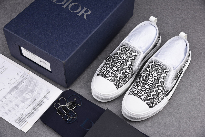 DR B23 Low Top Sneaker