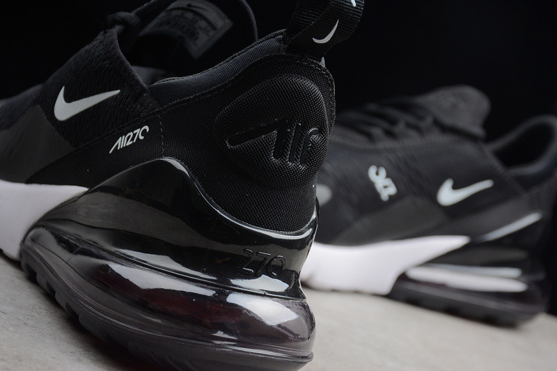 Nike Air Max 270 in black/white AH8050-002