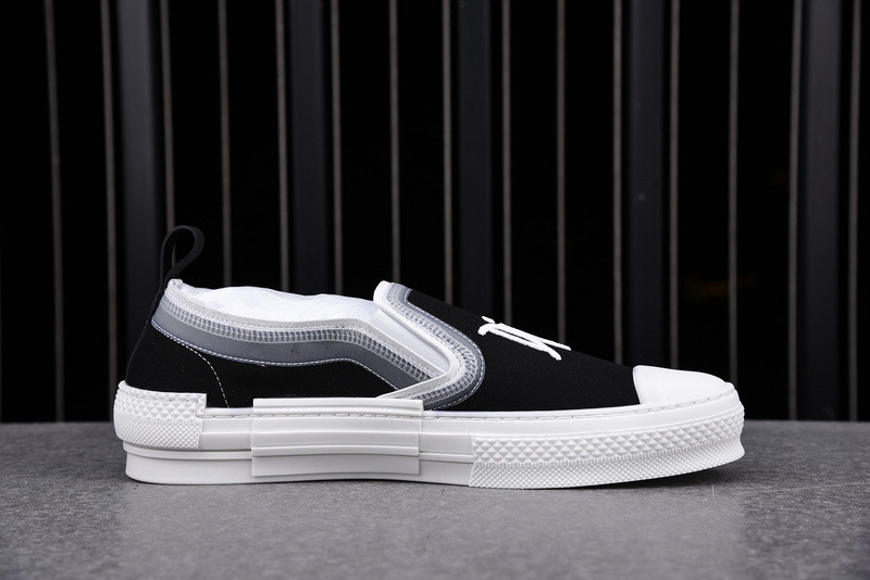 DR B23 Low Top Sneaker