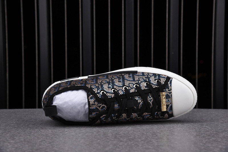 DR B23 Low Top Sneaker