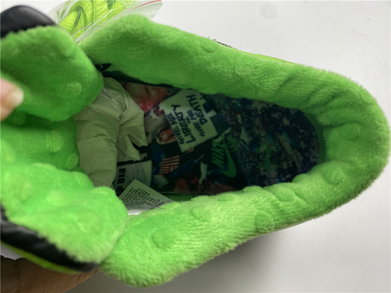 Nike SB Dunk Low “Stay Home”