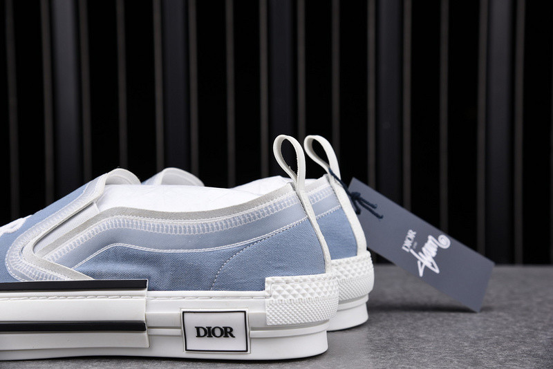 DR B23 Low Top Sneaker