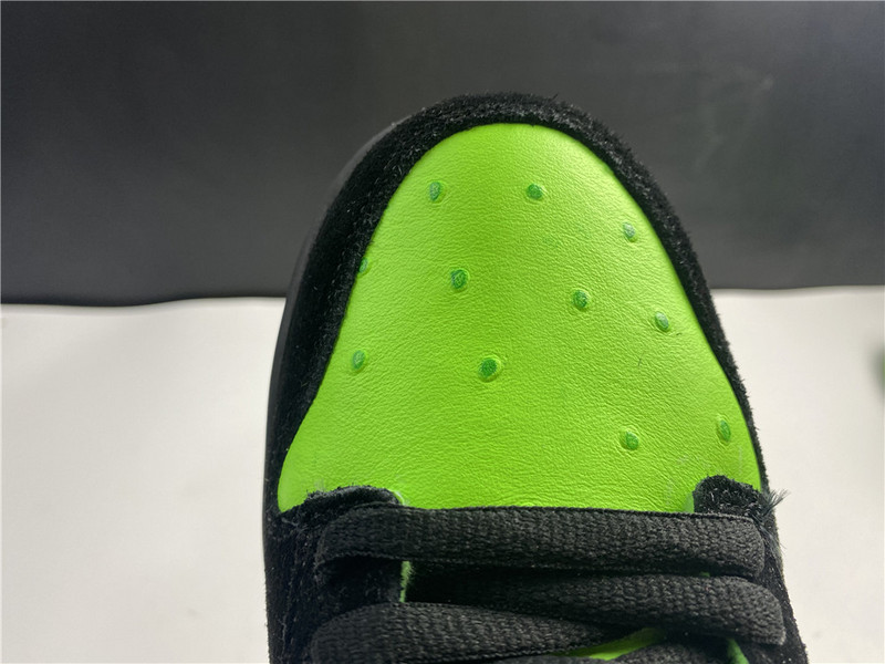 Nike SB Dunk Low “Stay Home”