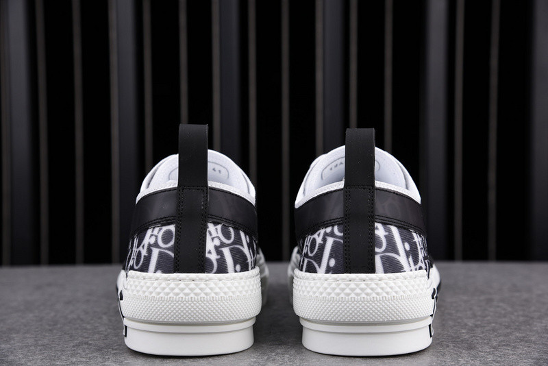 DR B23 Low Top Sneaker