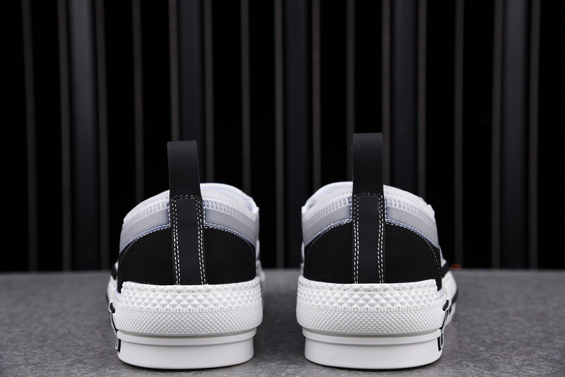 DR B23 Low Top Sneaker