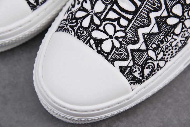 DR B23 Low Top Sneaker