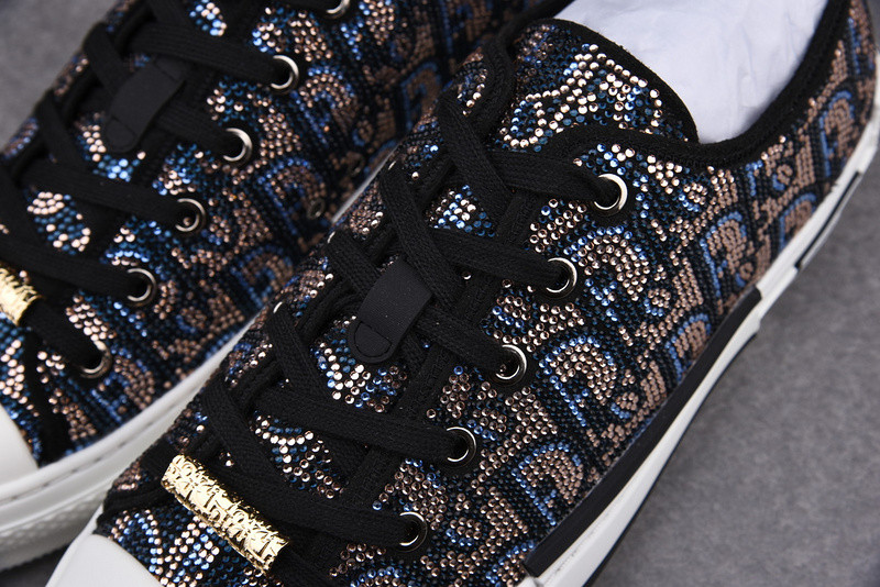 DR B23 Low Top Sneaker