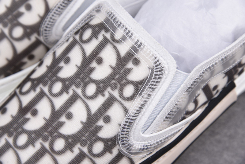 DR B23 Low Top Sneaker