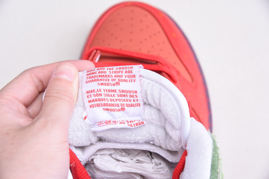 Nike SB Dunk Low “Strawberry Cough” CW7093-601