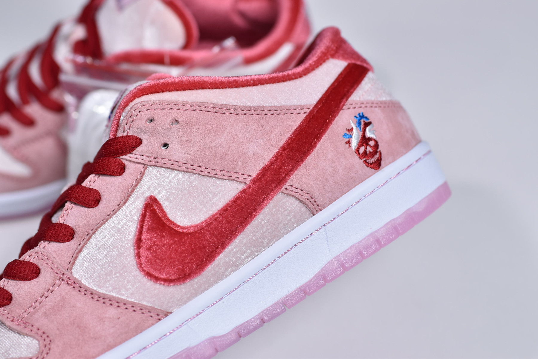 StrangeLove x Nike SB Dunk Low “Valentine’s Day” CT2552-800