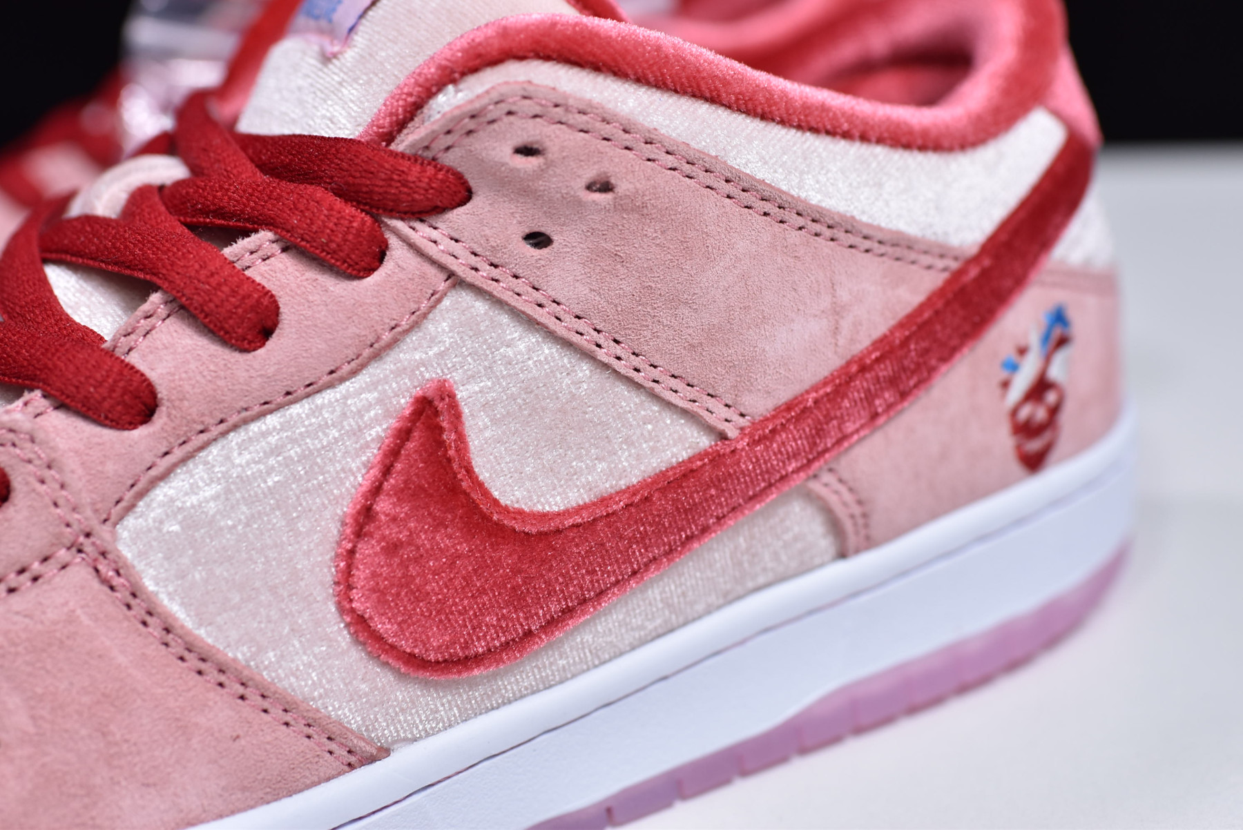 StrangeLove x Nike SB Dunk Low “Valentine’s Day” CT2552-800