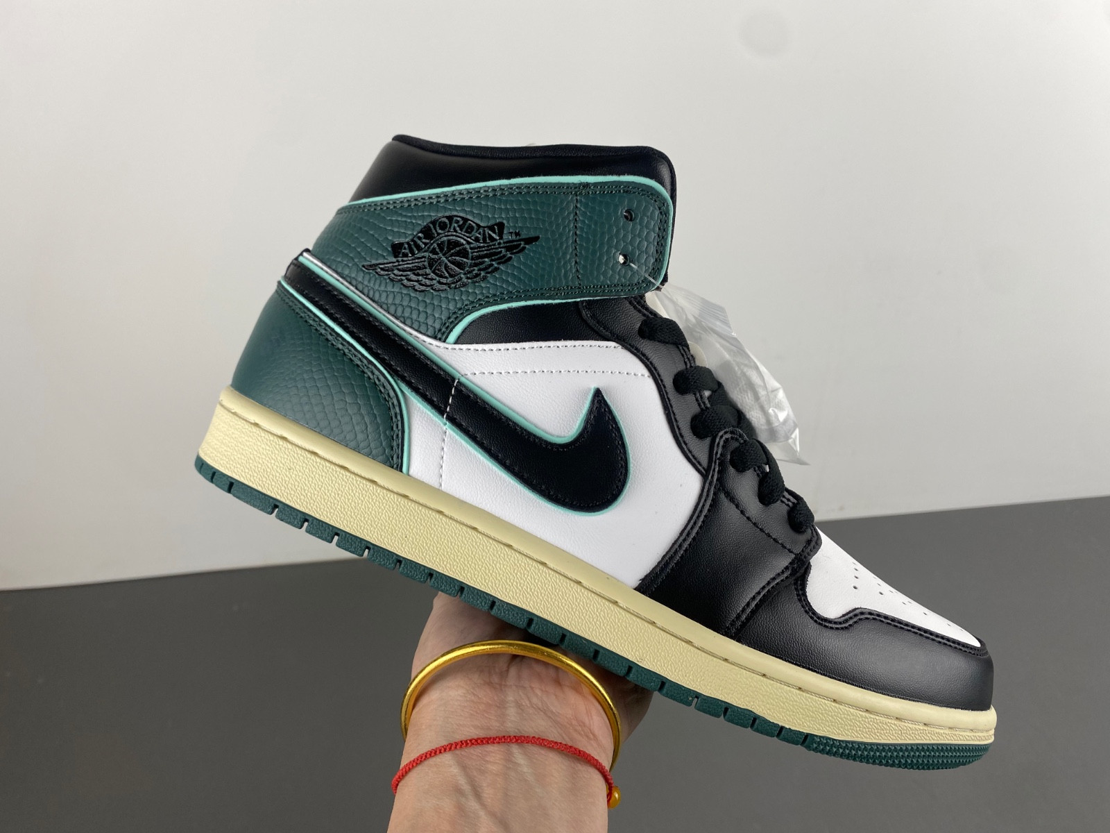 Air Jordan 1 Mid WMNS FQ7818-100