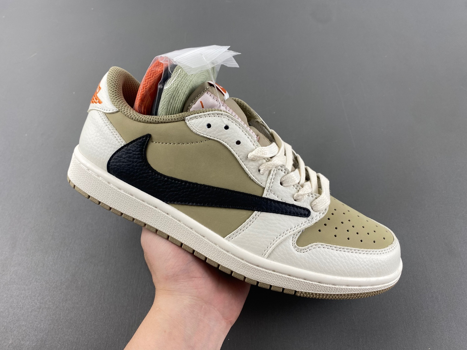 Travis Scott x Air Jordan 1 DZ137-701