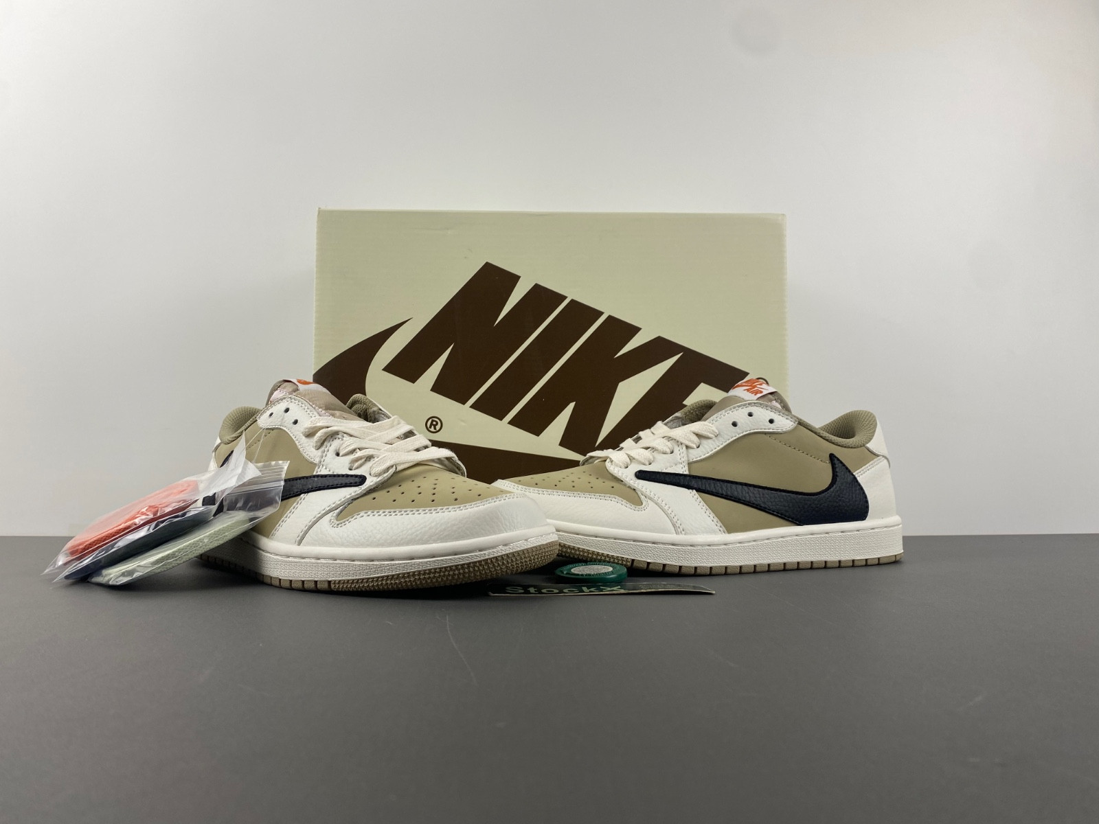 Travis Scott x Air Jordan 1 DZ137-701