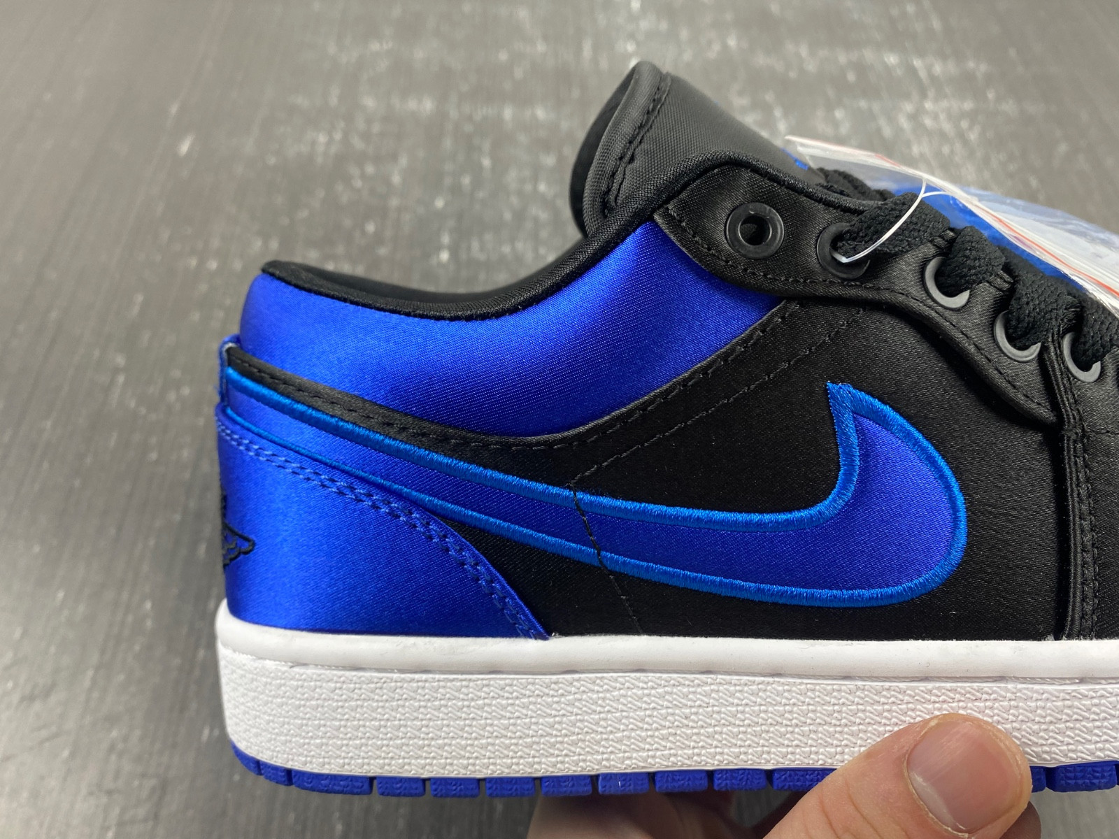 Air Jordan 1 Low OG “Satin Royal” 921193-007-01