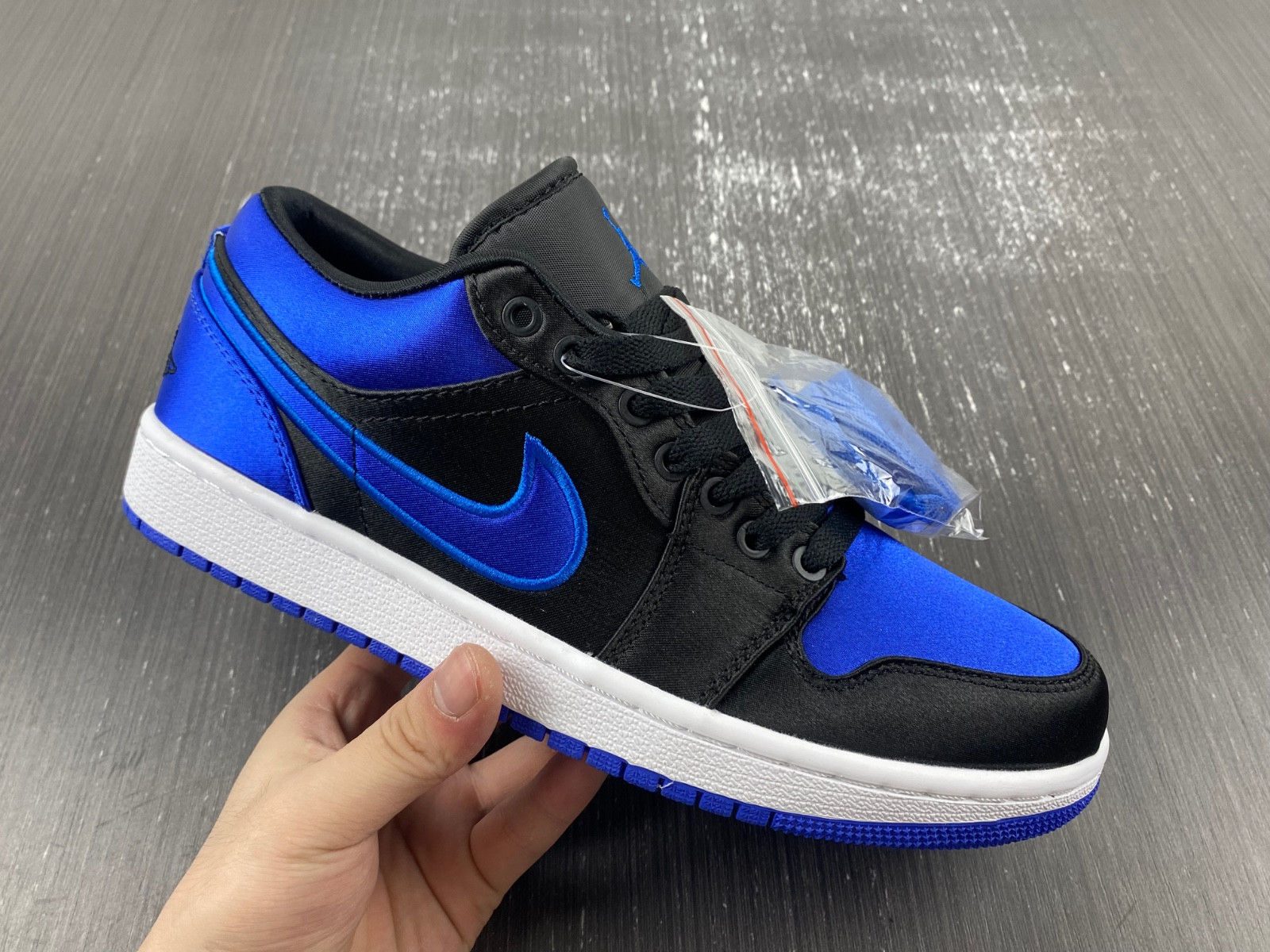 Air Jordan 1 Low OG “Satin Royal” 921193-007-01