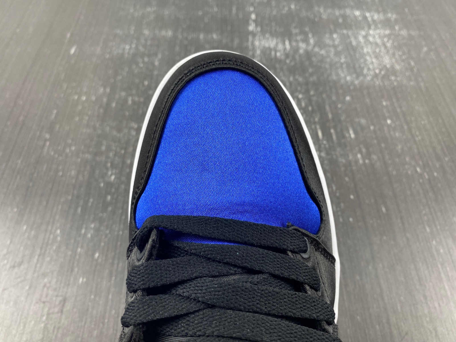 Air Jordan 1 Low OG “Satin Royal” 921193-007-01