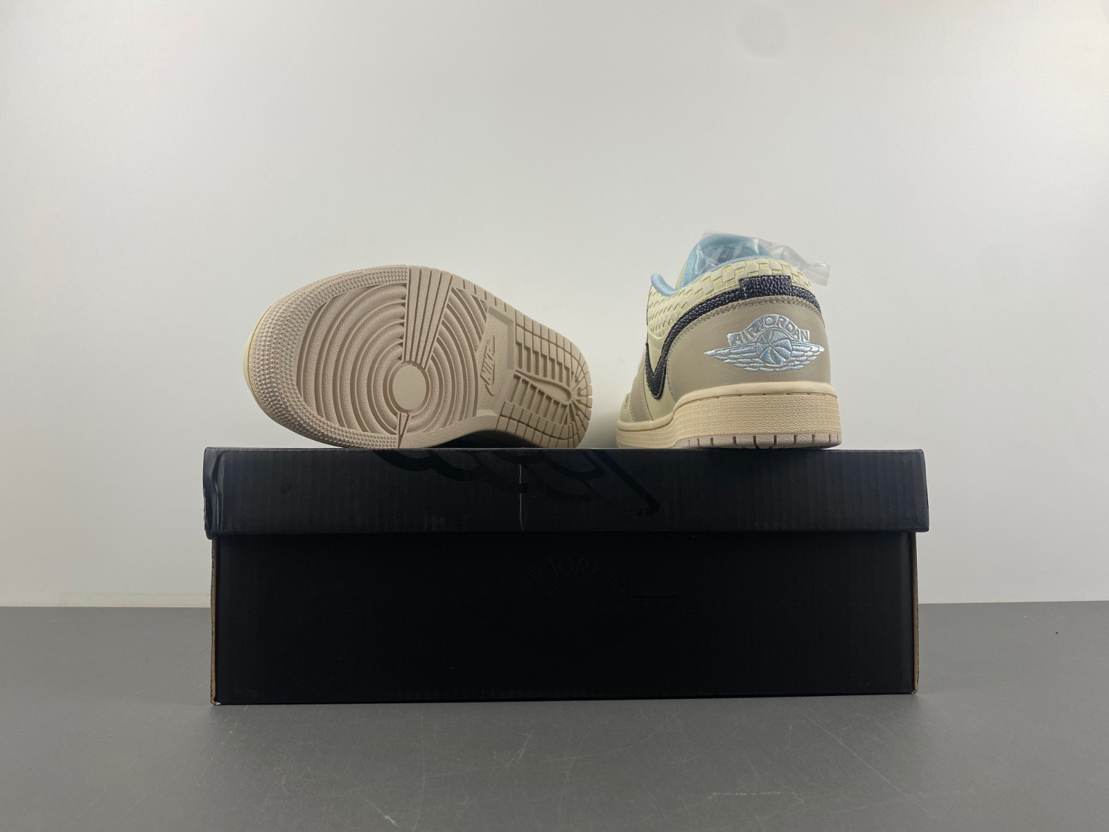 Air Jordan 1 Low “Sanddrift” HQ3440-101