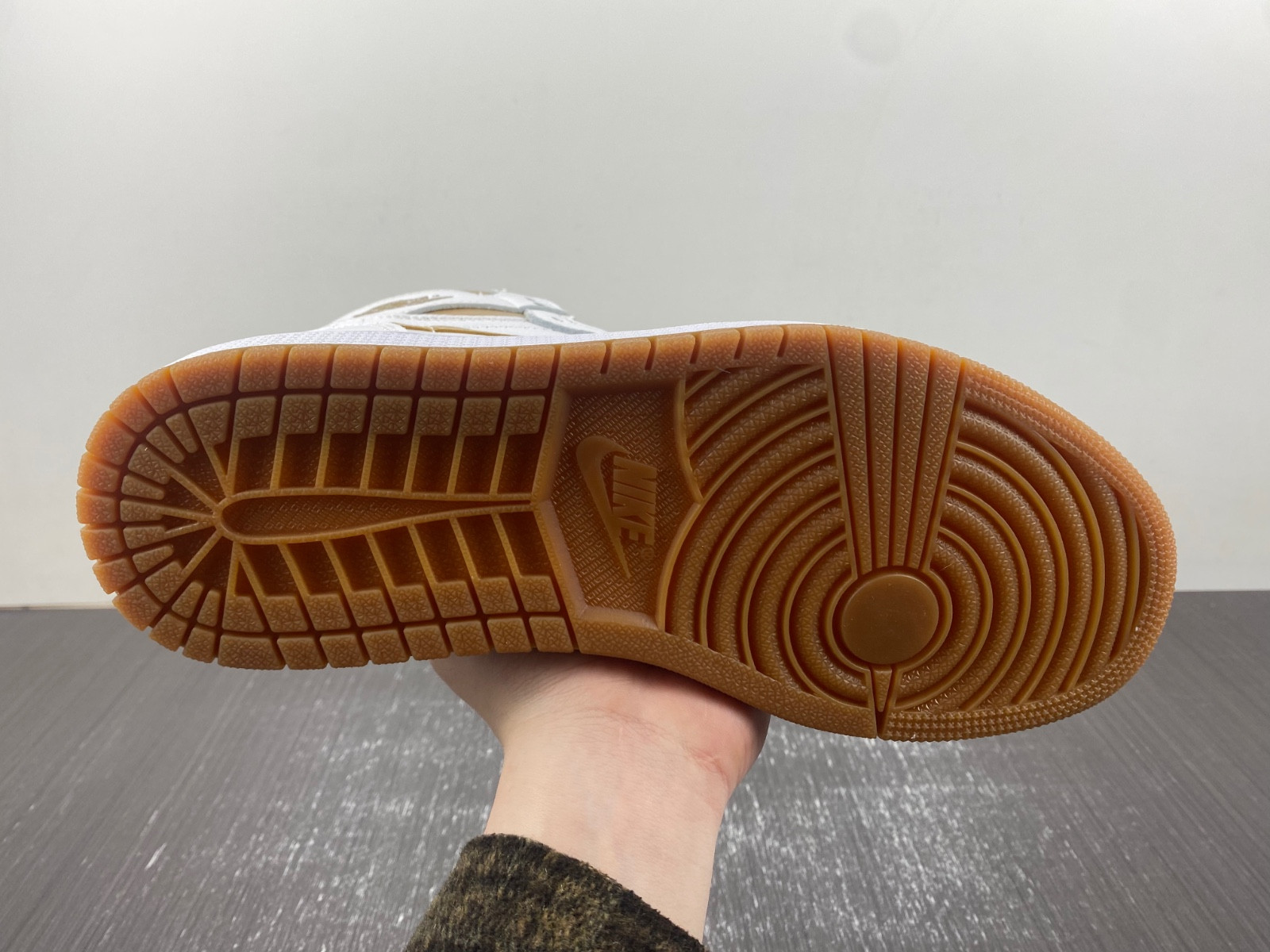 Air Jordan 1 High OG WMNS “Metallic Gold” FD2596-107