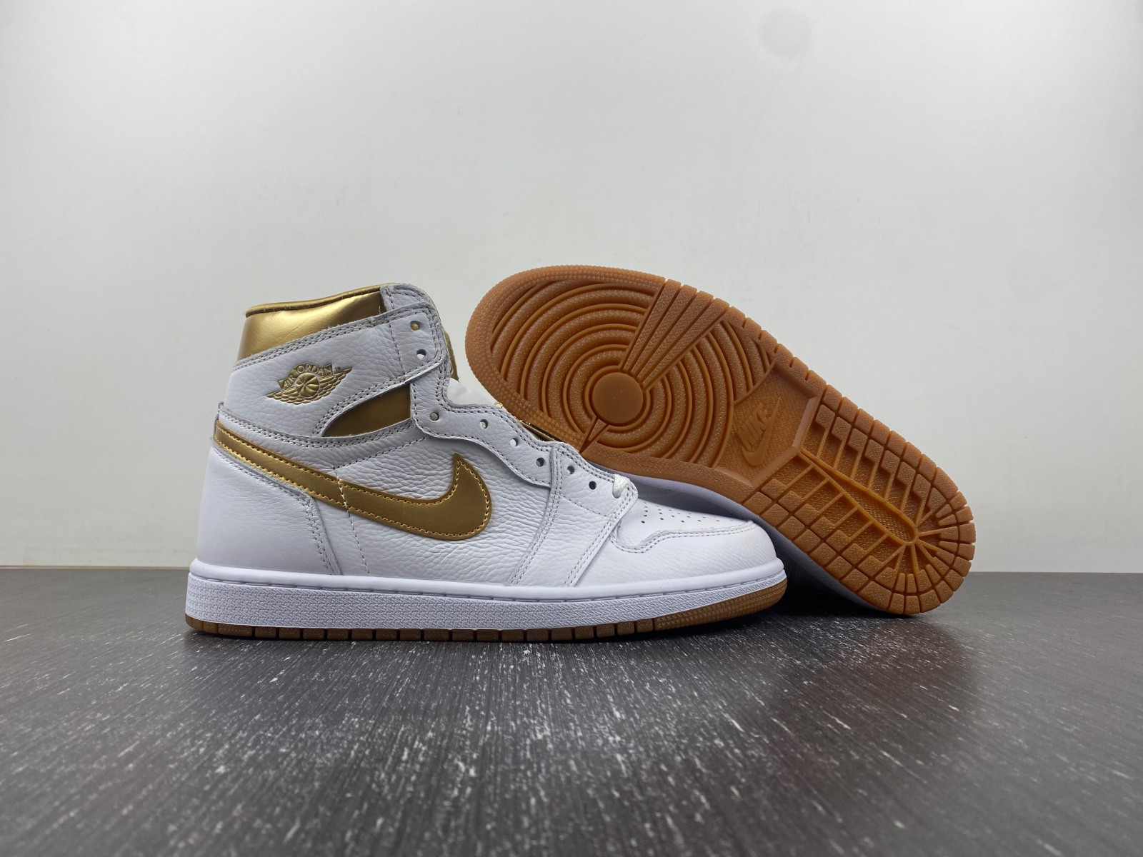 Air Jordan 1 High OG WMNS “Metallic Gold” FD2596-107