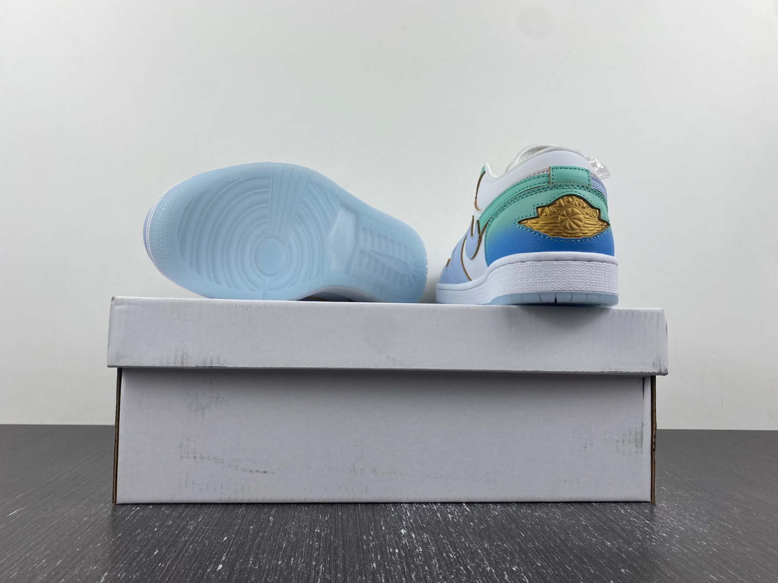 Air Jordan 1 Low SE “Emerald Rise” FN8899-131