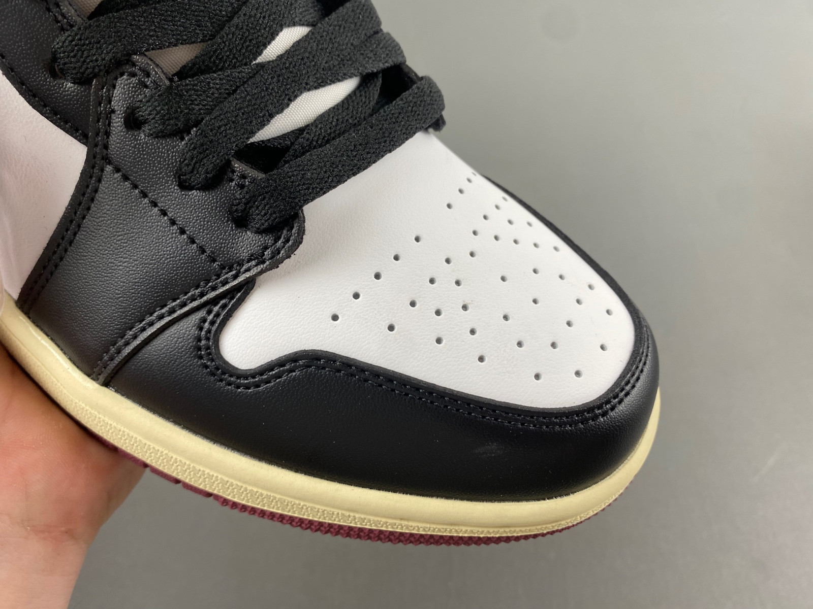 Air Jordan 1 Mid WMNS “Bordeaux” FQ7818-101