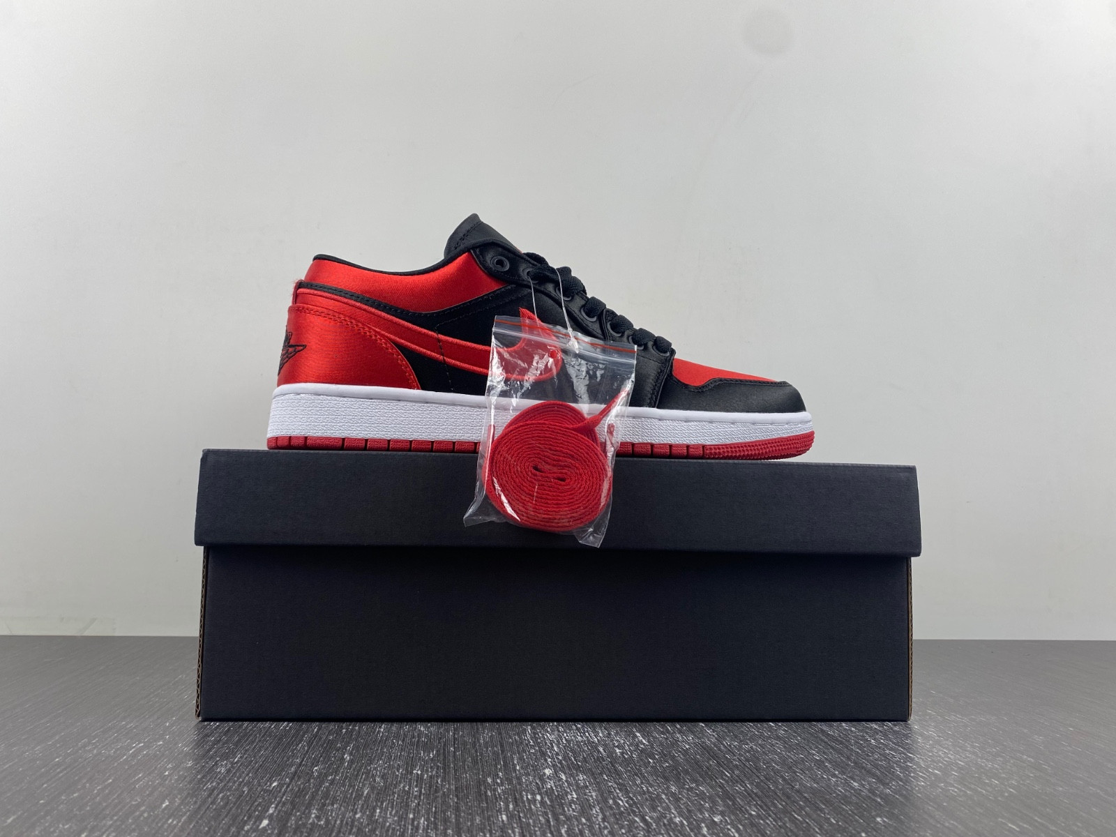 Air Jordan 1 Low OG WMNS “Satin Bred” FD4810-061-01