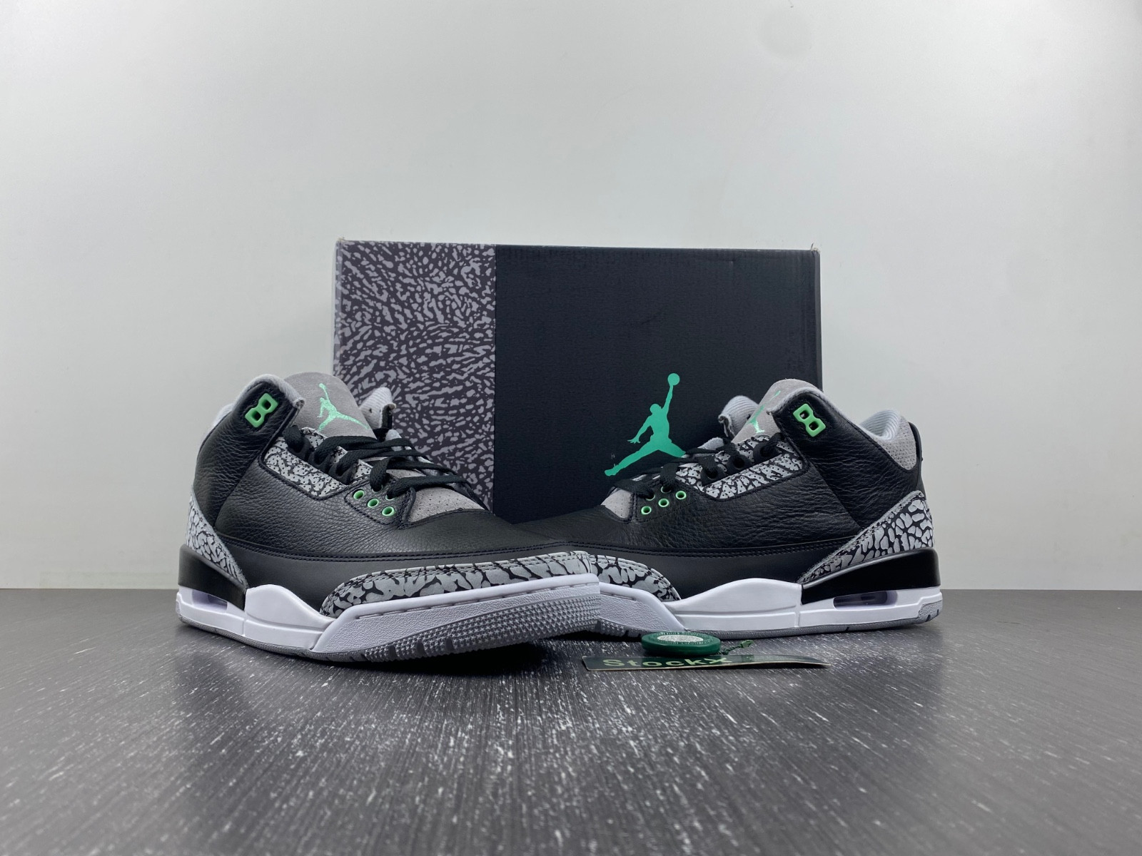 Air Jordan 3 “Green Glow” CT8532-031