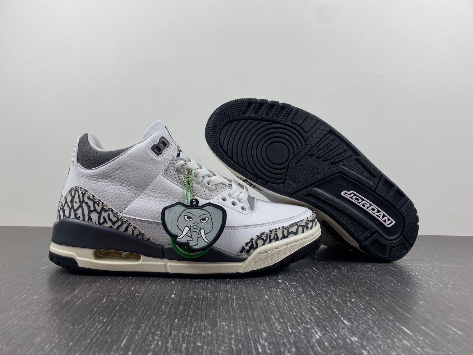 Air Jordan 3 GS “Hide N’ Sneak”  DX6665-100