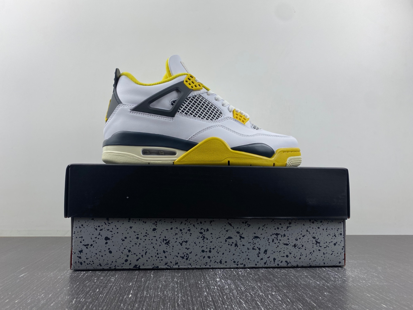 Air Jordan 4 WNNS “Vivid Sulfur” AQ9129-101